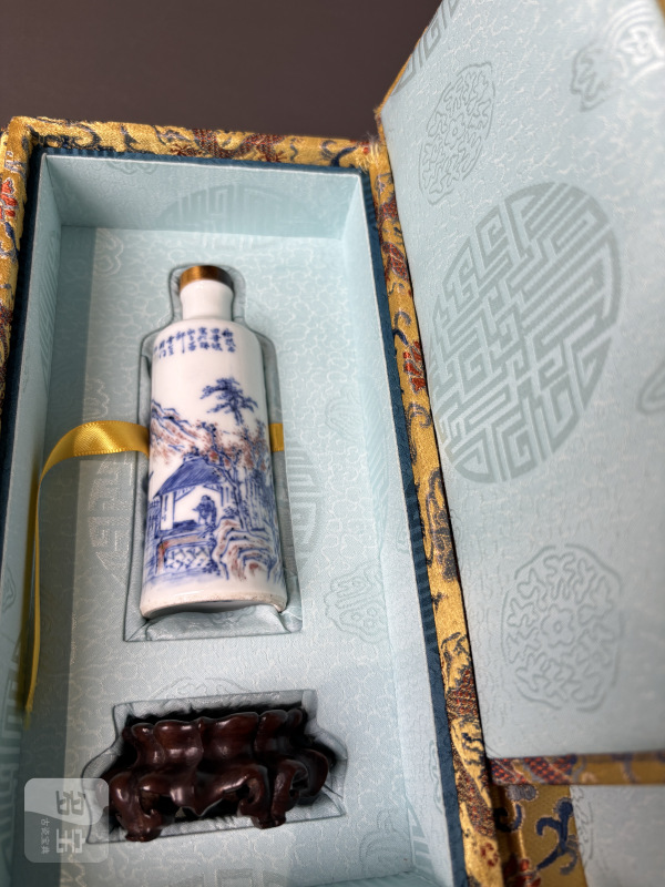 清光绪 青花釉里红山水人物图诗文鼻烟壶（带木底座） - 图17